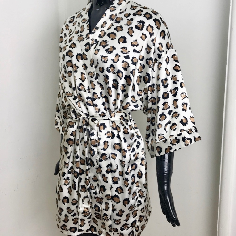 🌺🌺 Vintage 1970s Leopard Print Satin Robe